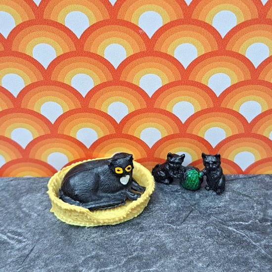 Carolines Home Dolls House Pets - Cat Family Small Black 2.331