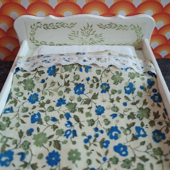 Lisa Of Denmark Dolls House Bedroom - Roma White Bed Floral Cover 291