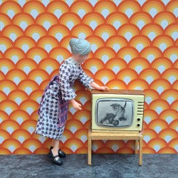 Lundby Dolls House Television - On Wooden Table Stand With A Cat Playing 5194